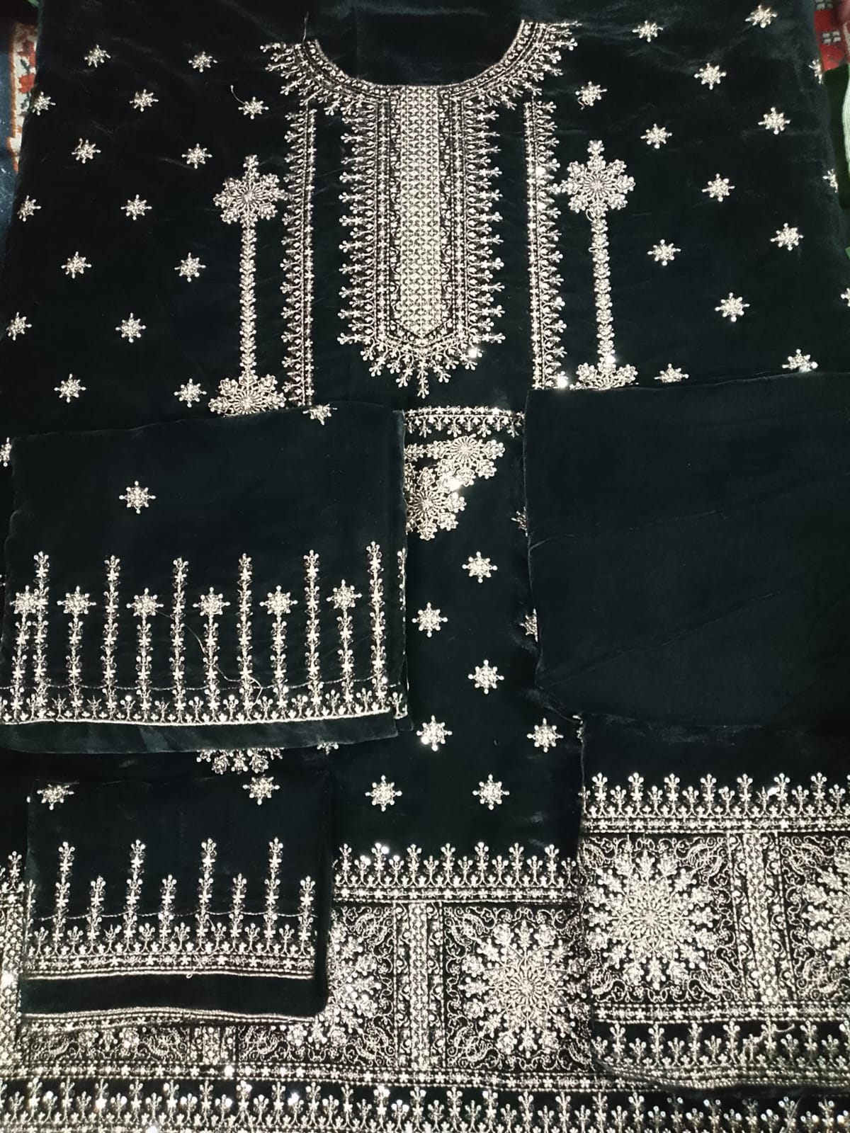valvat Embroiderd