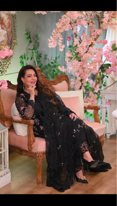 Premium Black Luxury Lawn – Aneela’s 2025 Embroidered Masterpiece 🌸✨